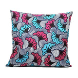 Housse de coussin Africa à fleur rose et bleu ciel sur strie noir et blanc