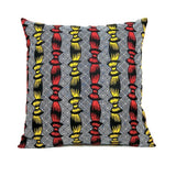 Housse de coussin Africa à liane nœud rouge et jaune sur fond triangulaire noir et blanc